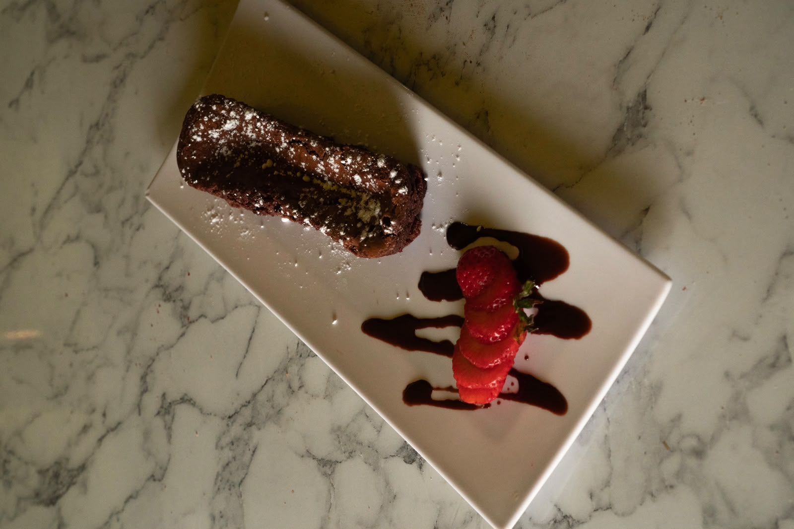 Brownie de chocolate con fresas